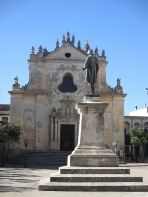 Piazza Giuseppe Pisanelli - Statua di Giuseppe Pisanelli