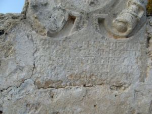 Cripta della Madonna del Gonfalone (Sec. IX - XI)- Scritta sotto lo stemma del portale d'ingresso