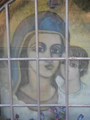 Cripta della Madonna del Gonfalone - Affresco in una nicchia esterna sul muro di recinzione