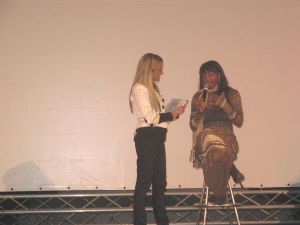 Tricase - piazza Giuseppe Pisanelli - 16 settembre 2007 - IV Edizione del Salento International Film Festival - La presentatrice Sabrina Merolla con l'attrice americana Cassandra Creech