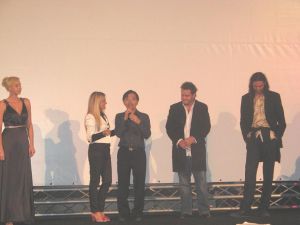 Tricase - piazza Giuseppe Pisanelli - 16 settembre 2007 - IV Edizione del Salento International Film Festival - La presentatrice Sabrina Merolla con 4 ospiti stranieri