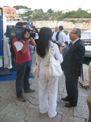 Tricase Porto - 21 settembre 2007 -Banchine del Porto - Telerama intervista l'Assessore Regionale alle Risorse Agroalimentari, Agricoltura, Alimentazione, Acquascoltura, Foreste, Caccia e Pesca