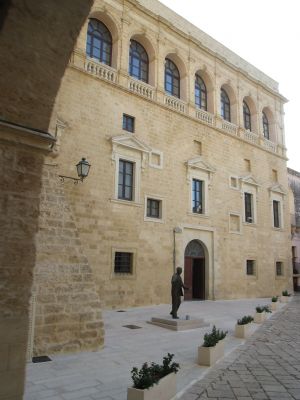 Piazza Don Tonino Bello - Uno scorcio di Palazzo Gallone