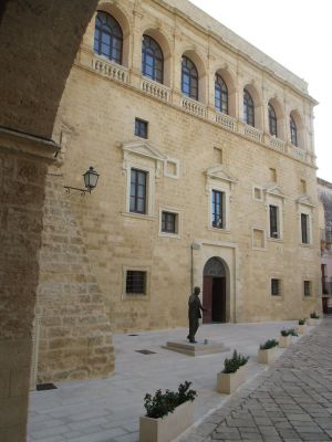 Piazza Don Tonino Bello - Uno scorcio di Palazzo Gallone