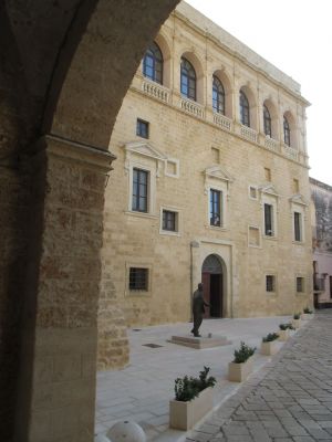 Piazza Don Tonino Bello - Uno scorcio di Palazzo Gallone