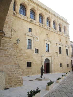 Piazza Don Tonino Bello - Uno scorcio di Palazzo Gallone