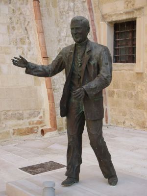 Piazza Don Tonino Bello - Statua di Don Tonino Bello