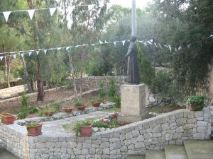 Caprarica - Statua in onore di Pio XII nei pressi del Santuario della Madonna di Fatima