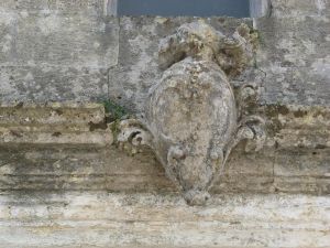 Tutino - Castello dei  Trane del '500 - Vecchio stemma consumato dal tempo sul portale d'ingresso del maniero