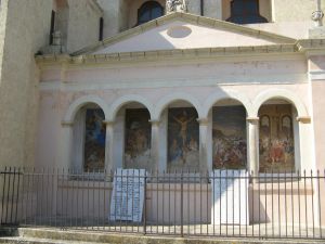 Tutino - piazza Madonna delle Grazie - Chiesa della Madonna delle Grazie - Uno scorcio del prospetto laterale