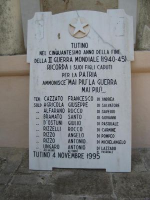 Tutino - piazza Madonna delle Grazie - Chiesa della Madonna delle Grazie - Targa poggiata sul prospetto laterale per ricordare i caduti nella seconda guerra mondiale di Tutino