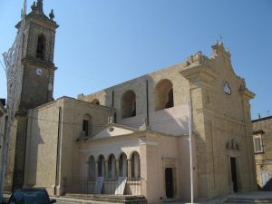 Tutino - piazza Madonna delle Grazie - Chiesa della Madonna delle Grazie - Uno scorcio del prospetto frontale