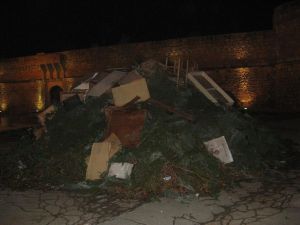 Caprarica - piazza Sant'Andrea - I ragazzi del rione hanno preparato la legna per la focaredda del 30.11.2007