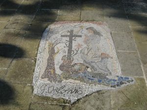 Caprarica - piazzetta Padre Pio - Mosaico ai piedi della statua di Padre Pio