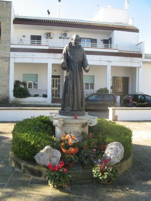 Caprarica - piazzetta Padre Pio - Statua in onore di Padre Pio
