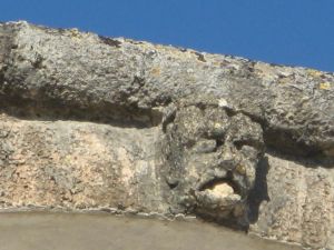 Tricase - Piazza Antonio Dell'Abate - Maschera sul prospetto posteriore dell'ex convento dei Domenicani