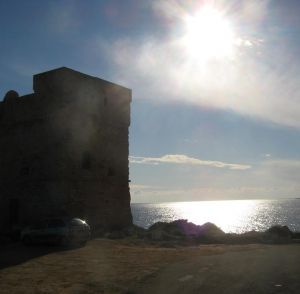 Marina Serra - Lungomare Mirabello - Uno suggestivo scorcio della Torre Palane