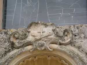 Tricase - piazza Cappuccini - Chiesa di Sant'Antonio da Padova (1588) - Stemma dei cappuccini sul portale d'ingresso, al di sopra della statua lapidea dell'Immacolata