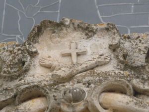 Tricase - piazza Cappuccini - Chiesa di Sant'Antonio da Padova (1588) - Stemma dei cappuccini sul portale d'ingresso, al di sopra della statua lapidea dell'Immacolata