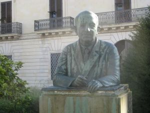 Lucugnano - Piazza Girolamo Comi - Busto bronzeo del poeta Girolamo Comi, realizzato dall'artista Alfredo Calabresi 