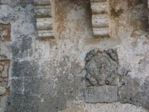 Depressa - Piazza Castello - Stemma dei Gallone sul portale d'ingresso al Castello dei Winspeare