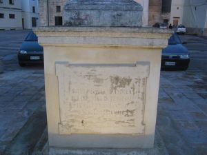 Caprarica del Capo - piazza Sant'Andrea - Scritta sulla base che sorregge la colonna di Sant'Andrea Apostolo