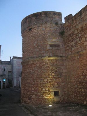 Caprarica del Capo - piazza Sant'Andrea - Un suggestivo scorcio del castello (1524)