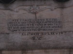 Caprarica del Capo - piazza Sant'Andrea - Chiesa di Sant'Andrea - Epigrafe in latino sopra il portale d'ingresso centrale
