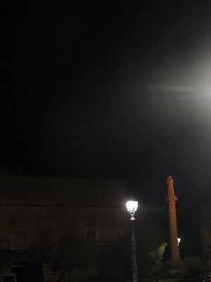 Lucugnano - piazza Girolamo Comi - Uno scorcio della colonna di Sant'Antonio da Padova