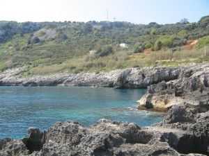 Marina Serra - Lungomare Mirabello - Un suggestivo scorcio della costa