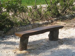 Tricase - strada provinciale per Marina Serra - Panca rustica nei pressi della Cappella della Madonna del Soccorso