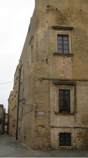 Tricase - piazzetta Giuseppe Codacci Pisanelli - Uno scorcio di Palazzo Gallone.