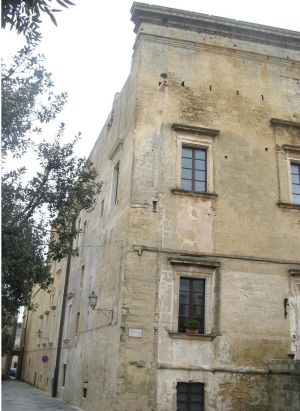 Tricase - piazzetta Giuseppe Codacci Pisanelli - Uno scorcio di Palazzo Gallone.