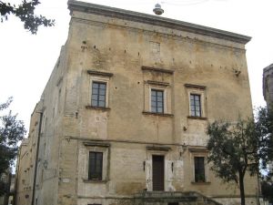 Tricase - piazzetta Giuseppe Codacci Pisanelli - Uno scorcio di Palazzo Gallone.
