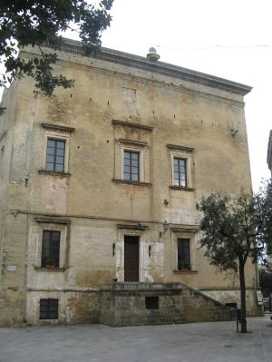 Tricase - piazzetta Giuseppe Codacci Pisanelli - Uno scorcio di palazzo Gallone.