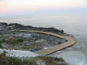 Marina Serra - Passerella in legno nei pressi del porticciolo