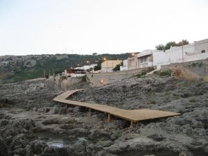 Marina Serra - Passerella in legno nei pressi del porticciolo