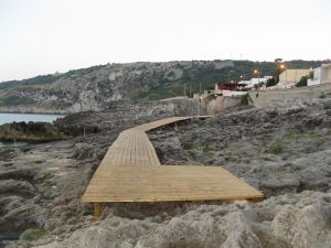 Marina Serra - Passerella in legno nei pressi del porticciolo