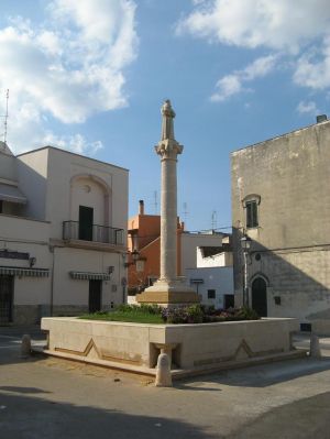 Lucugnano - piazza Girolamo Comi - Colonna di Sant'Antonio