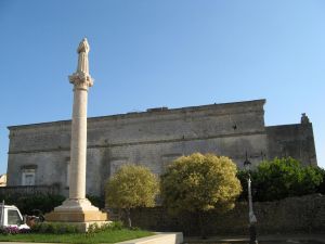 Lucugnano - piazza Girolamo Comi - Colonna di Sant'Antonio