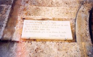 piazza Castello - Targa con su incisa una frase di Carmelo Bene su un muro del castello