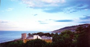 Uno scorcio panoramico della torre costiera Palane