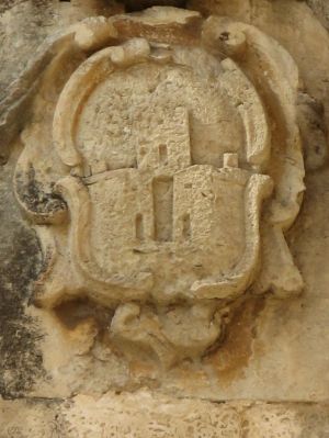Piazza Giuseppe Pisanelli - Vecchio stemma del Comune di Tricase (rappresentato solo da tre case) sul muro esterno della Chiesa Matrice