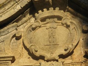 via Campane - Vecchio stemma del Comune di Tricase sul portale laterale della Chiesa Matrice