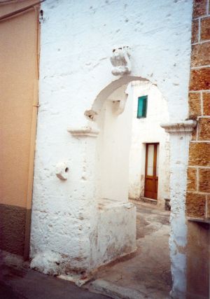 Sant'Eufemia - via San Nicola - Uno scorcio di una casa a corte