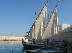 Tricase Porto - 12 maggio 2007 - ore 17,40 - 

Issata la seconda vela del Caicco Portus Veneris 
