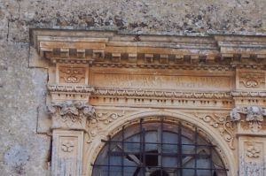 Tutino-Castello dei principi di Trane (XVI secolo) -Prospetto frontale-Particolare della quinta finestra del primo piano partendo da sinistra con scritta latina: