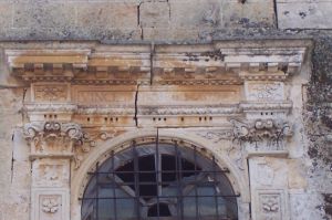 Tutino - Castello dei principi di Trane (XVI secolo) - Prospetto frontale - Particolare della seconda finestra del primo piano partendo da sx verso dx con scritta latina: