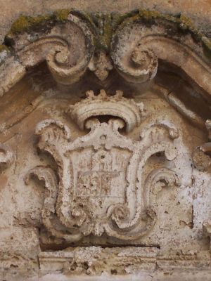 piazza Giuseppe Pisanelli - Chiesa Matrice - Vecchio stemma del Comune di Tricase sul portale laterale (rappresentato solo dalle tre case)