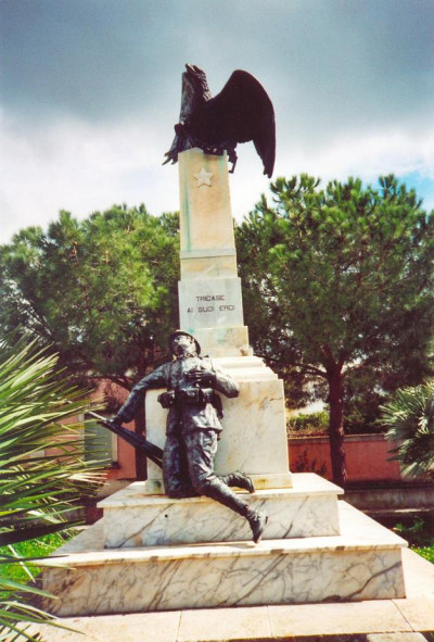 Tricase - Piazza Alfredo Codacci Pisanelli - Monumento ai Caduti Tricase - Piazza Alfredo Codacci Pisanelli - Monumento ai Caduti